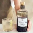 Comment le déguster ? Il peut être servi seul, légèrement dilué sur un cube de glace. Son goût est aussi remarquable en cocktail Negroni, ou simplement avec un tonic peu sucré.