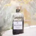 Comment le déguster ? Il peut être servi seul, légèrement dilué sur un cube de glace. Son goût est aussi remarquable en cocktail Negroni, ou simplement avec un tonic peu sucré.