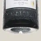 Comment le déguster ? Il peut être servi seul, légèrement dilué sur un cube de glace. Son goût est aussi remarquable en cocktail Negroni, ou simplement avec un tonic peu sucré.
