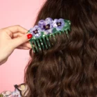 coucou-suzette-accessoire-accessory-cadeau-gift-tendance-mode-trendy-fashion-anniversaire-10-ans-peigne-comb-acetate-fleurs-flower-pensee-pansy-violet-purple-chez-laurette-conceptstore-marseille