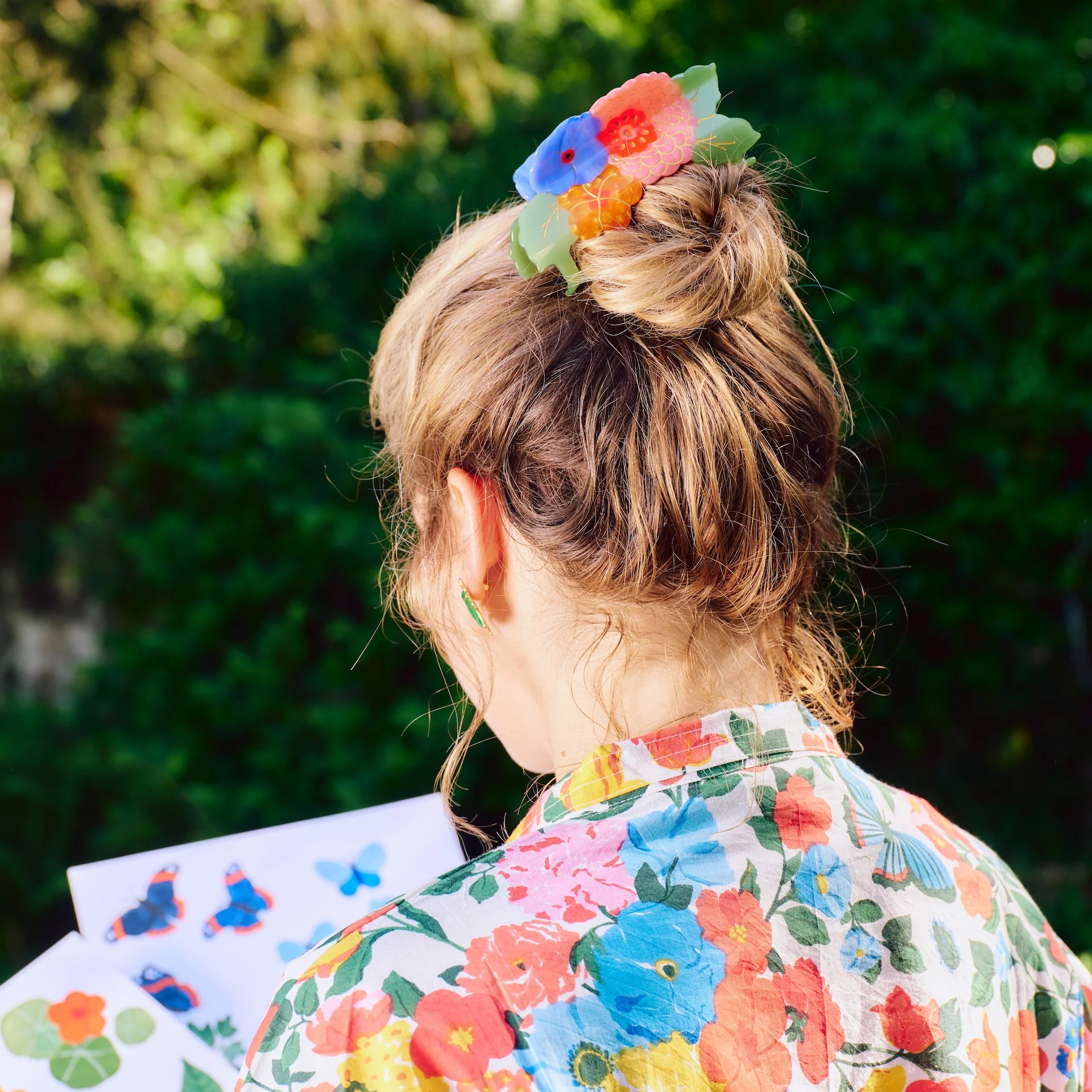 coucou-suzette-accessoire-tendance-trendy-fashion-ete-summer-collab-lucas-du-tertre-grande-pince-cheveux-hair-fleurs-flowers-bouquet-bleu-blue-or-chez-laurette-conceptstore-marseille